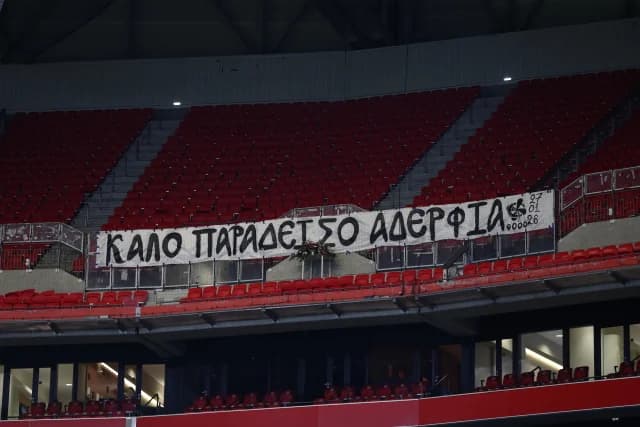 ПАОК: Трогательный баннер в Лионе в память о погибших фанатах