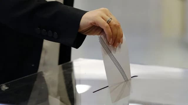 MRB Poll: PASOK Drops to 3rd Place, Plefsi Eleytherias Surpasses