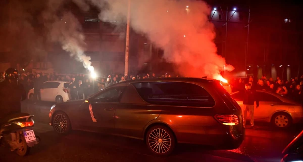 Συγκλονισμός στην Τούμπα: Χιλιάδες αποχαιρέτησαν τα θύματα της τραγωδίας