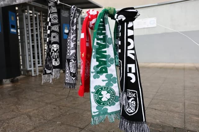 Salónica: Condolencias por los aficionados del PAOK – Bufandas de todos los equipos en el Estadio Toumba