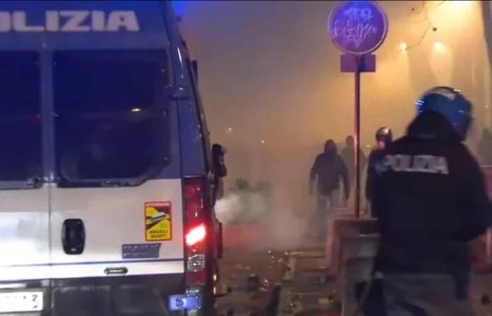 Italy: Clashes Between Police and Protesters in Turin - Molotov Cocktails and Flares