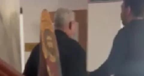 Tensión en la Metrópolis de Pafos: Enfrentamiento verbal entre sacerdote y partidarios de Tychikos