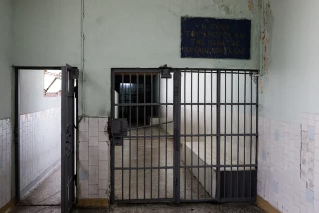 Preso ataca a un guardia en la prisión de Alikarnassos