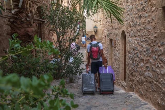 AI Transforming Greek Tourism: Real-Time Apps for Weather, Strikes