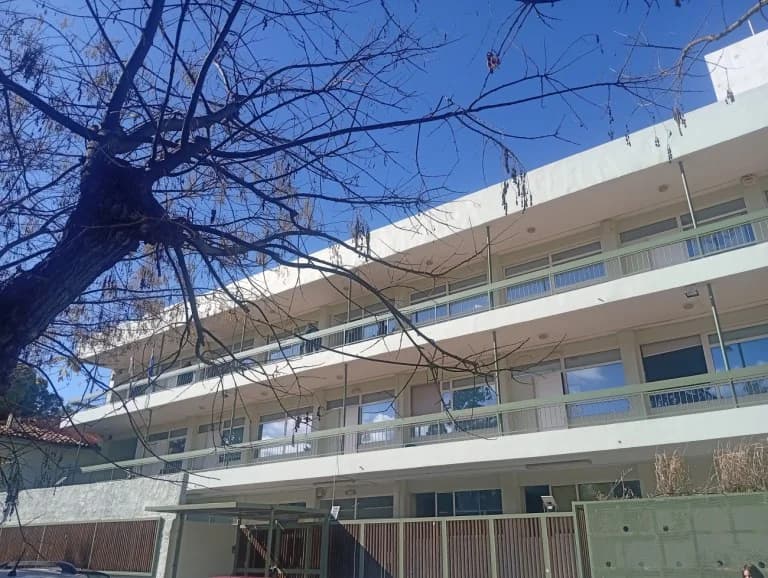 Escuela Secundaria de Arte de Atenas: Inundaciones y Problemas de Alojamiento