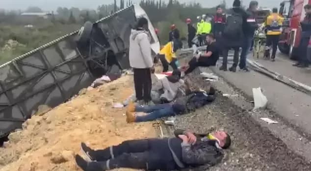 土耳其：安塔利亚巴士倾覆事故 - 8人死亡，26人受伤