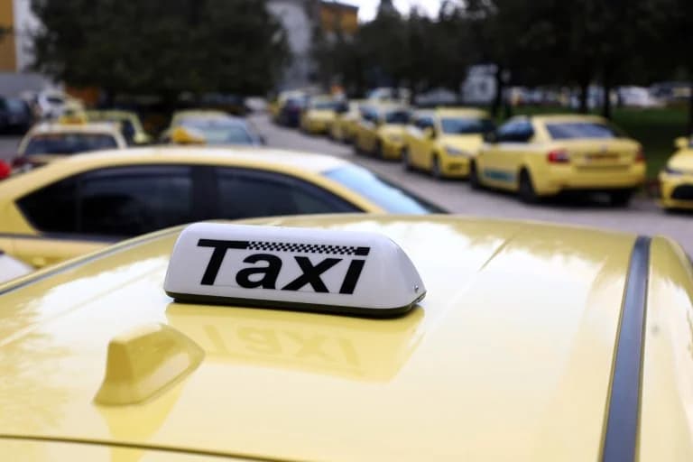 Huelga de Taxis de 48 Horas en Atenas – Marcha de Protesta a la Mansión Máximos