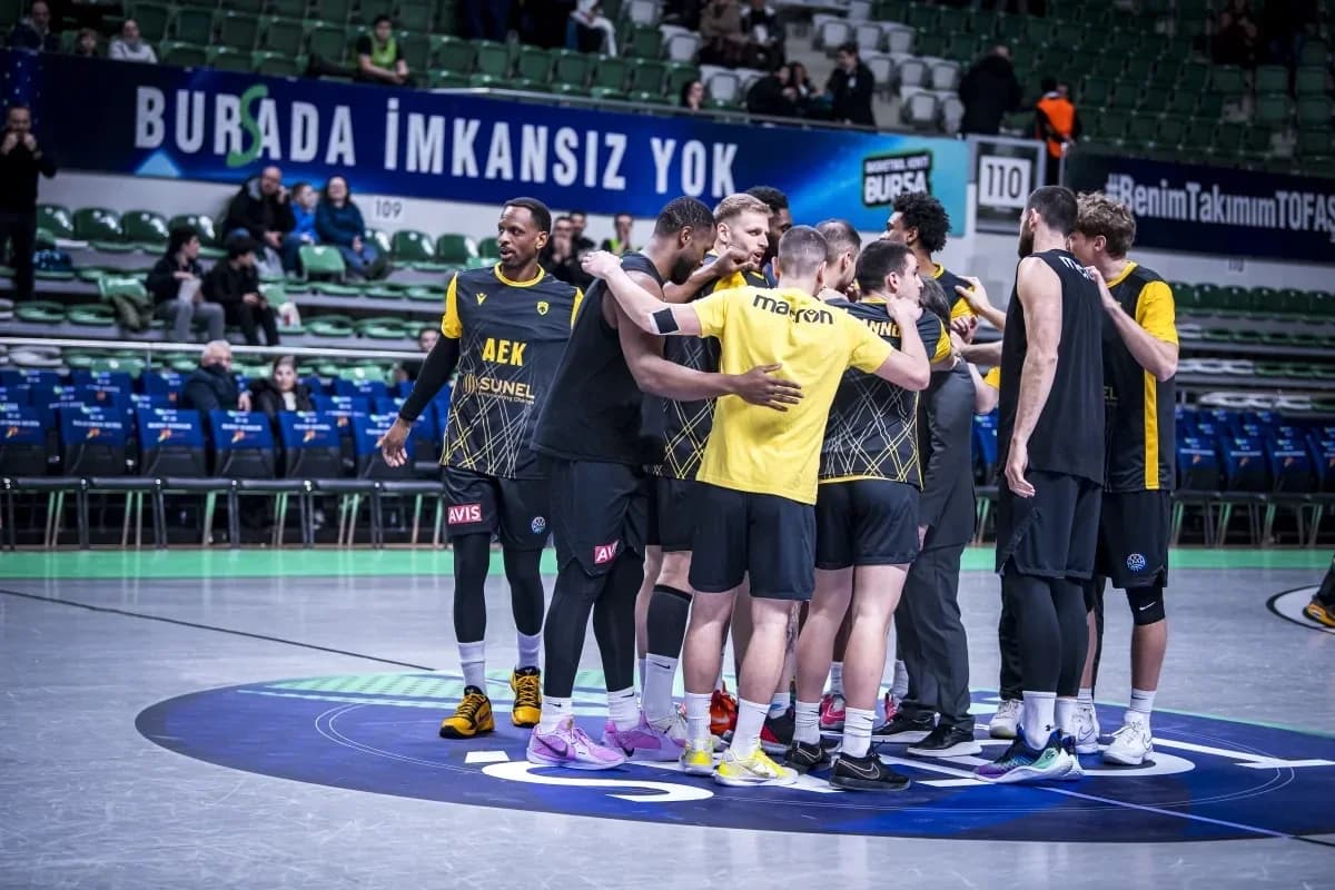 AEK feiert Auswärtssieg in Bursa mit Fans (Video)