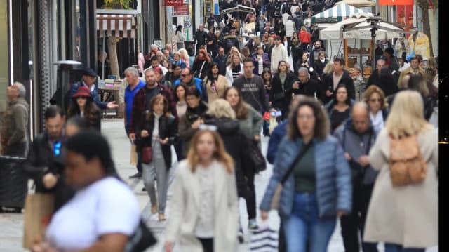 Eurobarometer 2025: Europäer blicken pessimistisch in die Zukunft, zunehmende Besorgnis in Griechenland