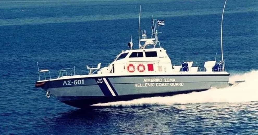 Enfrentamiento entre la Guardia Costera y una embarcación de contrabandistas en Quíos: Heridos e investigación