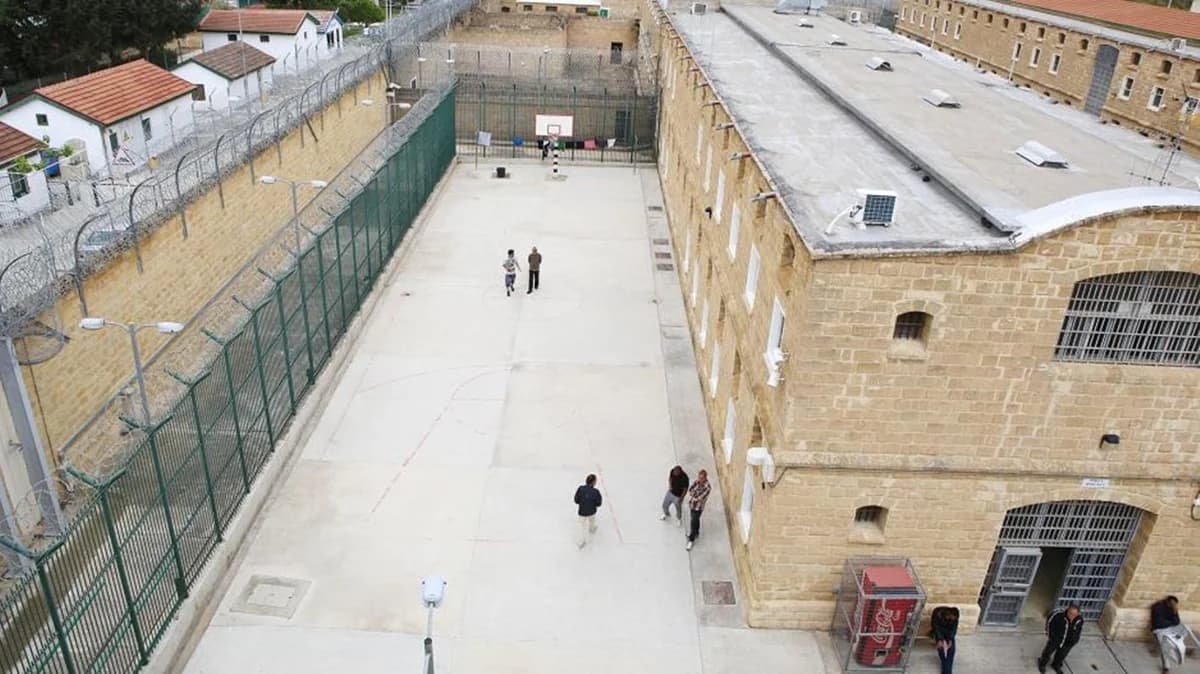 Νομική Υπηρεσία κατά του αιτήματος αρχιδεσμοφύλακα για τα έγγραφα των Φυλακών