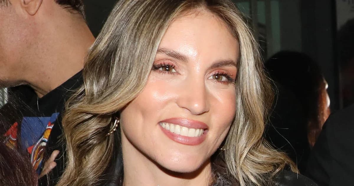 Athina Oikonomakou and the Trending 90s Lip Combo