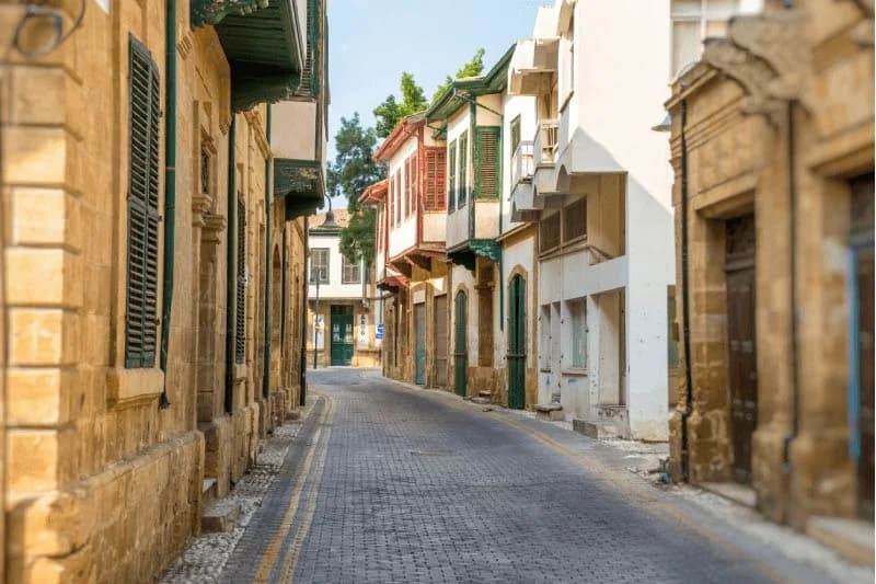 Razzia in Alt-Nikosia: Illegalitäten und Mängel aufgedeckt