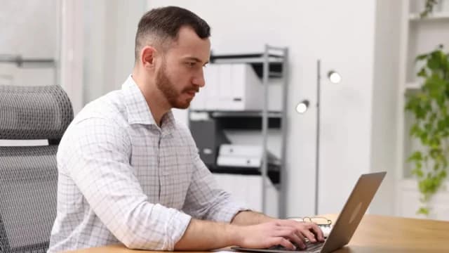 España: Empleado Despedido por Uso de Internet Recibe Indemnización de 40.000€