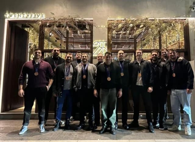 Griechische Wasserballnationalmannschaft der Herren speist im Restaurant von Alec Peters