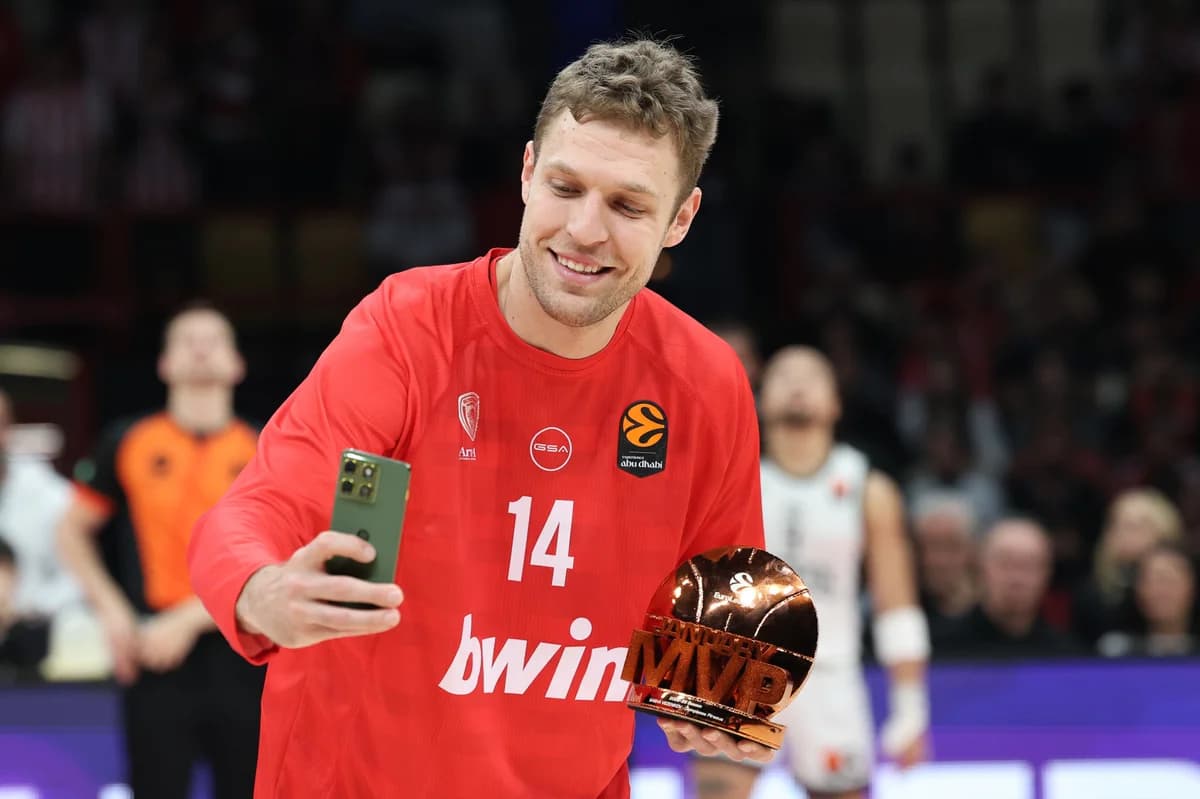 סשה וזנקוב מקבל את תואר ה-MVP של ינואר ביורוליג