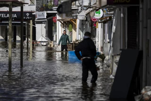 Καταιγίδα Μάρτα: Πυροσβέστης νεκρός στην Πορτογαλία, εκκενώσεις στην Ισπανία