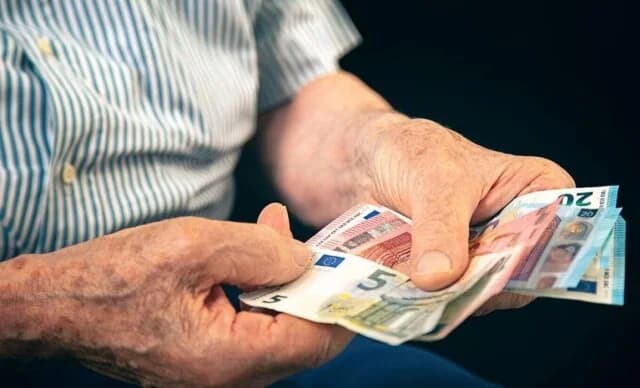 EFKA: קיצוצים בפנסיות ישנות והחזרי כספים