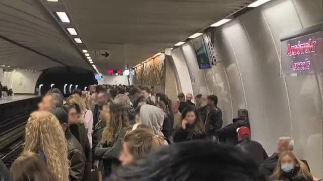 Сбой в афинском метро: молодые люди сорвали стоп-кран