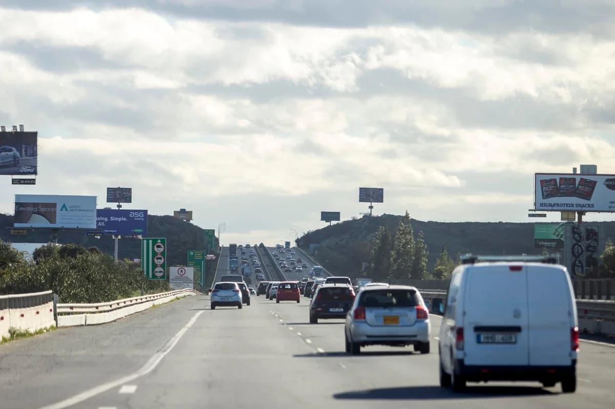 Φορτηγό προσέκρουσε σε περιπολικό – Τρεις τραυματίες