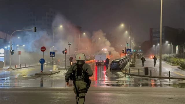 ΑΠΘ: Ένταση και επεισόδια με μολότοφ – Τραυματίας αστυνομικός