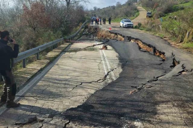 Divri in Olympia aufgrund von Straßensenkungen isoliert