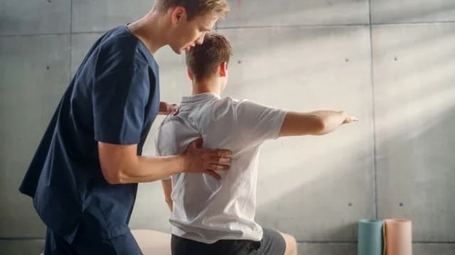 Проблемы с опорно-двигательным аппаратом: роль физиотерапевта в NHS