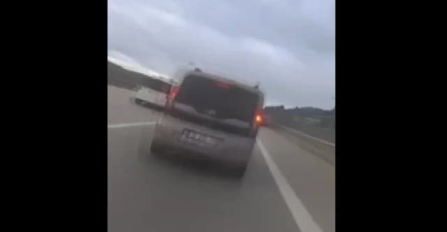 Türkei: Motorradfahrer kollidiert in Bursa mit LKW – Video