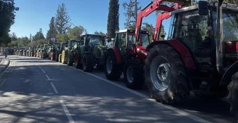 Αγρότες διαμαρτύρονται με τρακτέρ έξω από τα γραφεία του ΚΟΑΠ