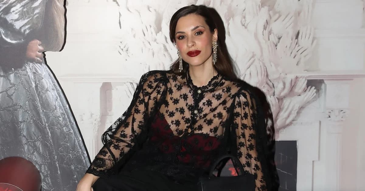 Η Ιζαμπέλλα Φούλοπ με sheer black εμφάνιση στην πρεμιέρα