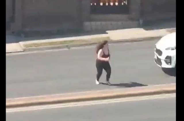 墨西哥发生惊人交通事故：女子被汽车撞倒