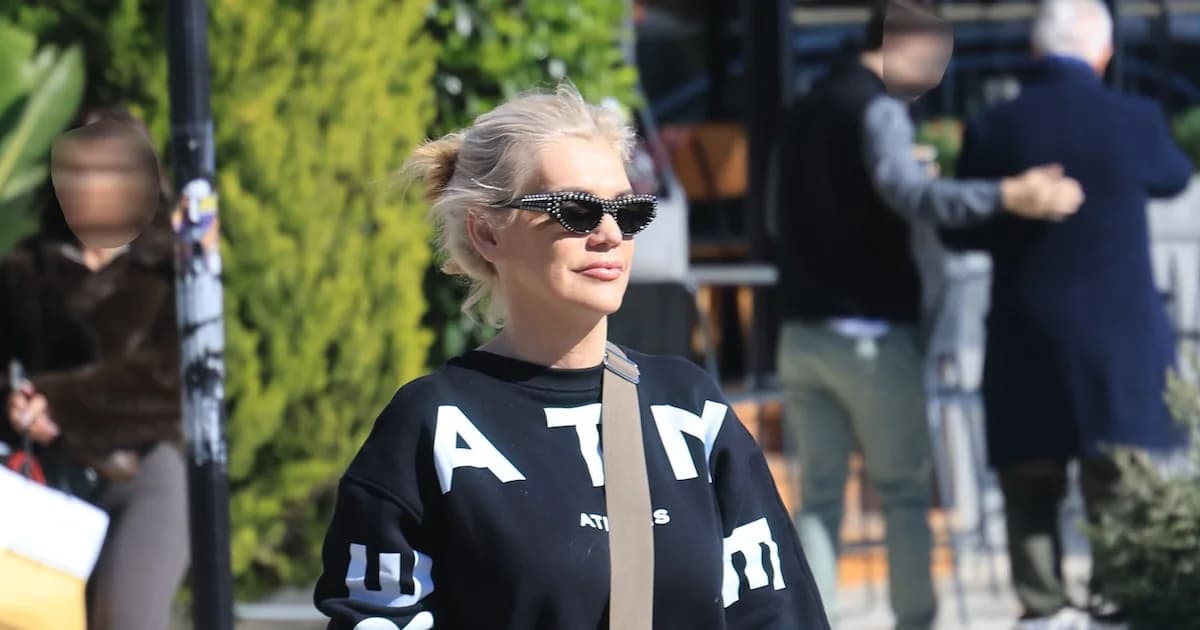 Sasa Stamati: Look chic deportivo en Glyfada