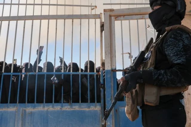 Más de 4.500 miembros de ISIS trasladados a prisiones iraquíes