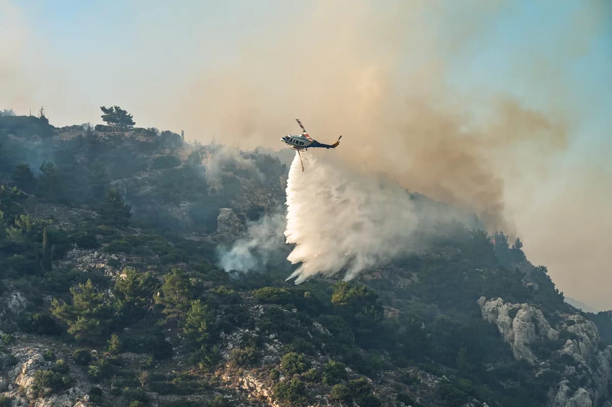 Großbrand in Chios: Lufteinsätze im Gange, Bemühungen zur Rettung von Mastichochoria