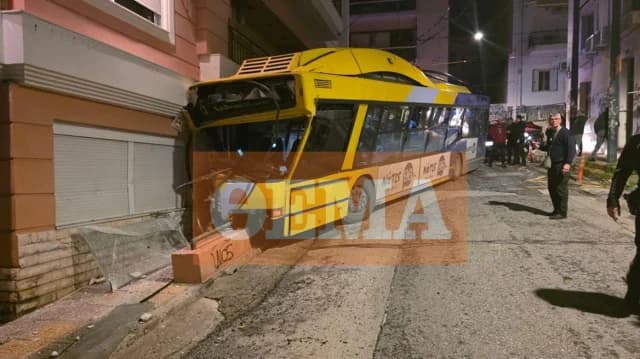 Троллейбус врезался в жилой дом в Петралоне – Водитель пострадал