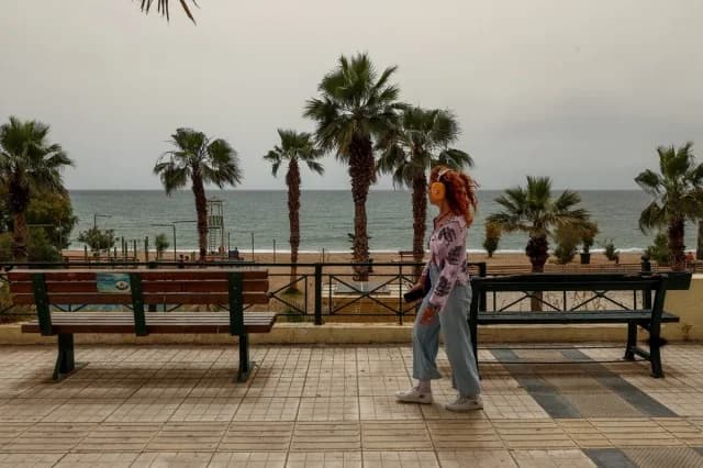 Διπρόσωπος καιρός το Σαββατοκύριακο: Λασποβροχές, ζέστη και αφρικανική σκόνη