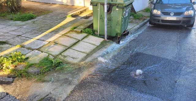 Νέο Ηράκλειο: Πλημμύρισαν δρόμοι λόγω βλάβης σε αγωγό