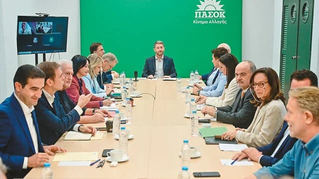 Tension in PASOK Ahead of the KOES Meeting