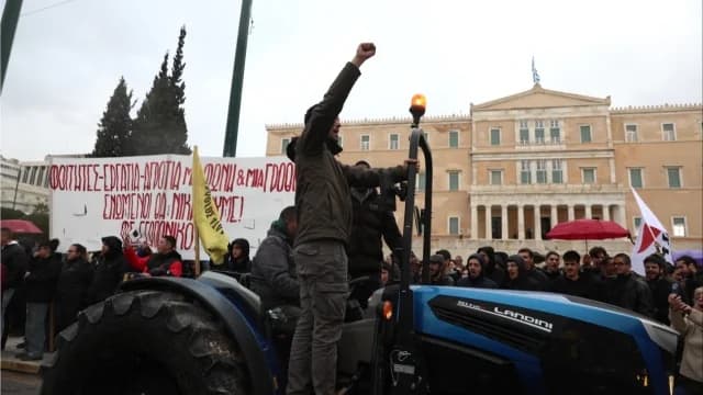 Αγρότες: Αποχωρούν από το Σύνταγμα, νέες κινητοποιήσεις