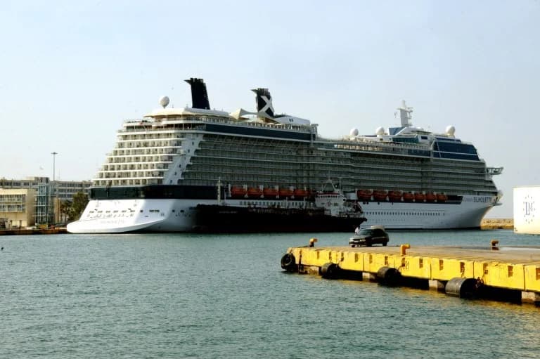 El Pireo: Crucero a la deriva por avería