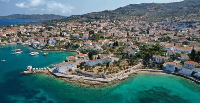Spetses: Reacciones al proyecto de iluminación en la carretera perimetral