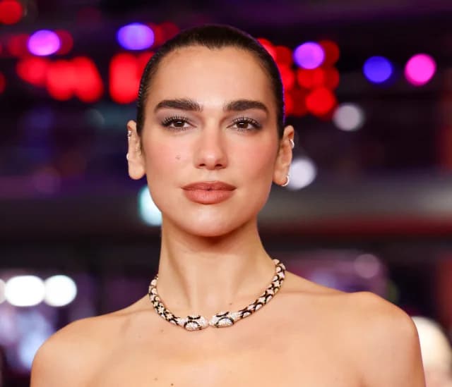 Η Dua Lipa με εντυπωσιακό φόρεμα στην Berlinale