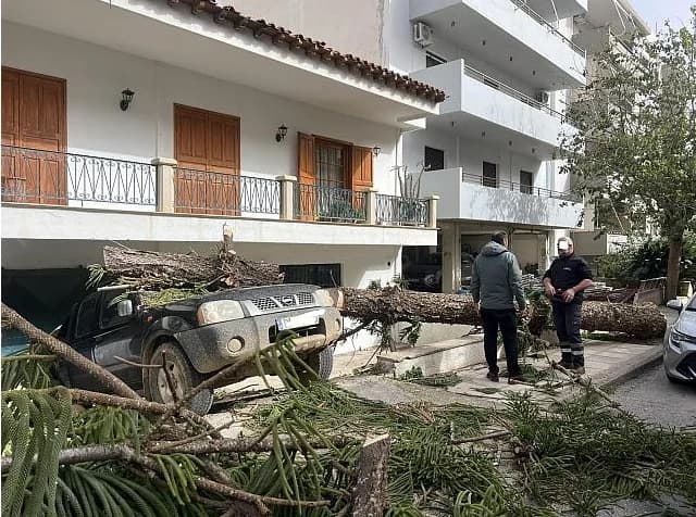 כרתים: רוחות חזקות גורמות לשיבושים, ביטולי טיסות וסגירת בתי ספר