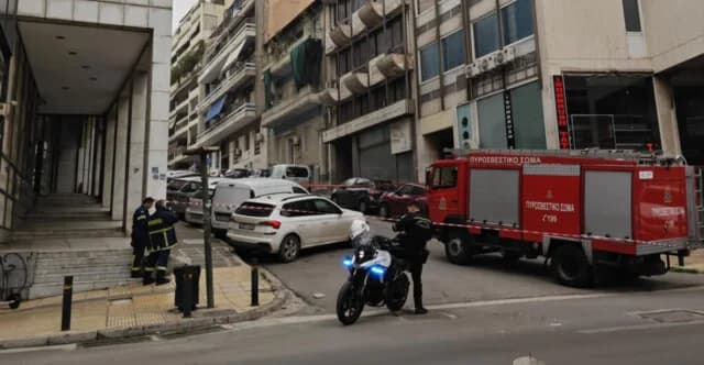 רחוב ארקדיה נסגר בשדרות מסוגיאון עקב נפילת לוח זכוכית
