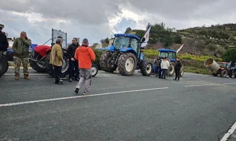Αναστέλλονται οι κινητοποιήσεις των αγροτών μετά από συνάντηση με την Παναγιώτου