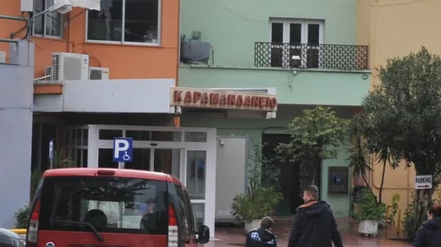 Gemelos recién nacidos en el Hospital Karamanthaneio por complicaciones de un virus