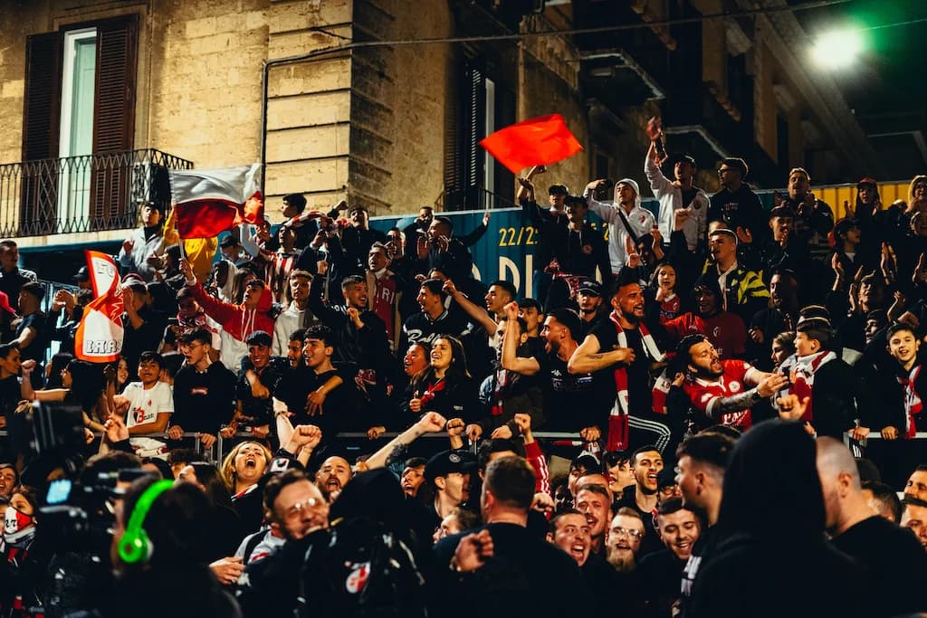 Tensión en Bari: Aficionados invaden el estadio buscando al hijo de De Laurentiis
