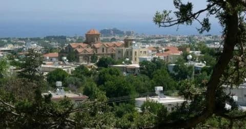Καραβάς: Καταγγελίες για κατεδάφιση ιστορικών κτηρίων