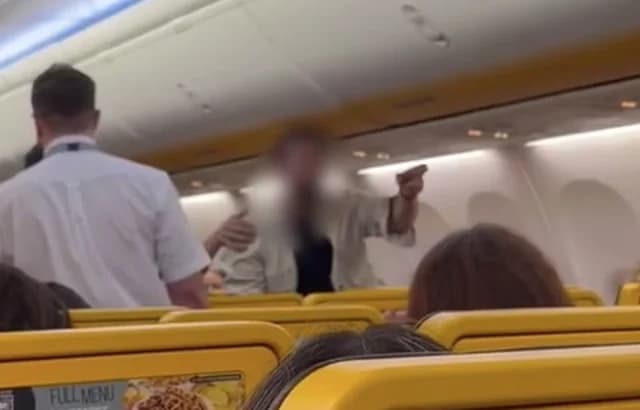 Пьяный пассажир устроил хаос на рейсе Ryanair, его вывела полиция (видео)