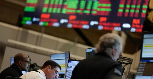 Wall Street: Slight Gains Amid AI and Fed Concerns